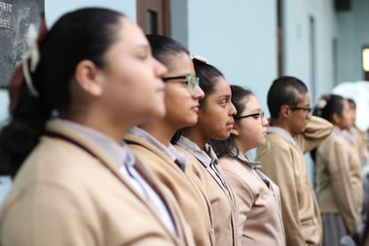 Estudiantes de la Escuela Secundaria Técnica 63 de Ciudad de México participan en un evento escolar, en una fotografía de archivo.