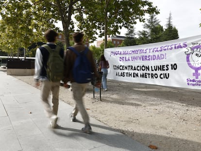 Cartel de convocatoria contra el machismo, este viernes en la avenida Complutense en Madrid.