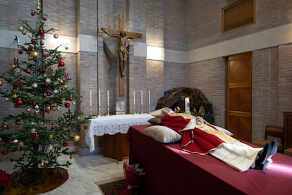 Benedicto XVI en la capilla ardiente del monasterio Mater Ecclesiae.
