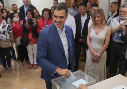 Acting PM Pedro Sánchez voting on May 26.