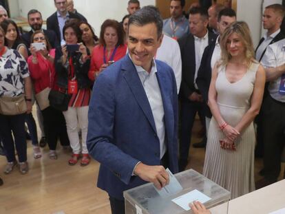 Acting PM Pedro Sánchez voting on May 26.