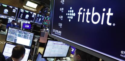 El logotipo de Fitbit, en una pantalla en la Bolsa de Nueva York. 