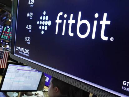El logotipo de Fitbit, en una pantalla en la Bolsa de Nueva York. 
