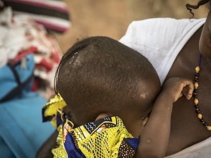 Una madre con su bebé en Malí.