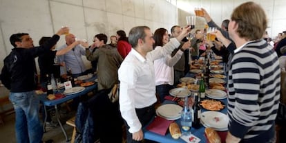 Brindis de los asistentes este domingo a la comida de celebración del 25º aniversario de la Escuela de Hostelería de Gamarra.