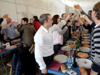 Brindis de los asistentes este domingo a la comida de celebración del 25º aniversario de la Escuela de Hostelería de Gamarra.