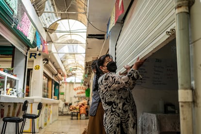 Una mujer abre su negocio de quesadillas en el mercado Francisco Villa en Ecatepec (Estado de México), en noviembre de 2022.