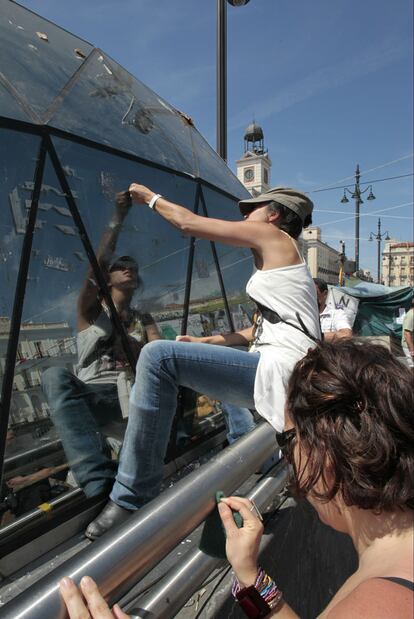 El intercambiador de Sol, durante 15 días 'muro' de las protestas, es una de las instalaciones que más están limpiando los indignados.