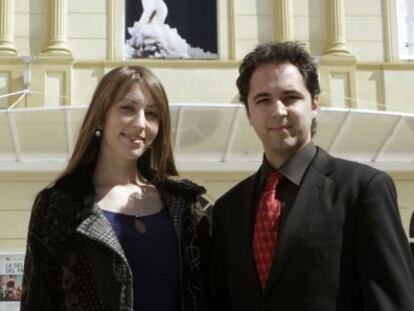 Anna Nilsen y Jes&uacute;s Reina delante del Teatro Cervantes de M&aacute;laga.