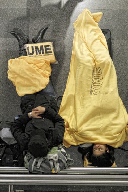 Passengers sleeping in Barajas at the weekend.