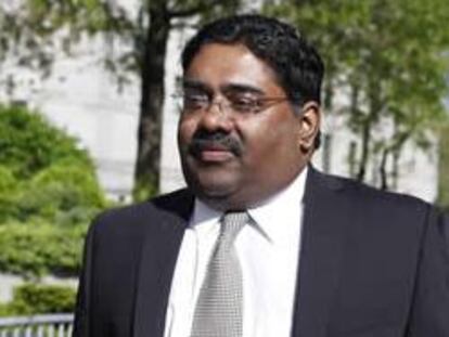El fundador del hedge fund Galleon, Raj Rajaratnam, a la salida del juicio por uso de información privilegiada