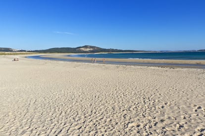 La intensa actividad eólica, aliada con las mareas, ha originado una muralla arenosa, blanca y fina, de increíble fuerza visual. Mide 1,5 kilómetros de largo y 18 metros de altura, y es la joya del parque natural de Corrubedo y lagunas de Carregal y Vixán. Conviene acudir primero al centro de visitantes (981 87 85 32) y después a la playa de Ladeira, la más recogida de esta peligrosa bahía y donde luego nos bañaremos. Por el sendero Río do Mar llegaremos después, en 20 minutos, a la base de la gran duna, en la que rige la prohibición de encaramarse. Una estupenda panorámica general del conjunto se obtiene desde el puerto de Corrubedo.