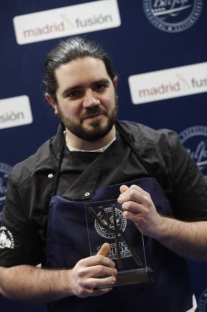 El chef Pedro Aguilera, del restaurante Mesón Sabor Andaluz, en Alcalá del Valle (Cádiz), con el premio al cocinero revelación de Madrid Fusión.