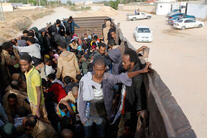 Inmigrantes africanos son detenidos y llevados a un centro de internamiento en Zawiya, al norte de Libia. Fotografia realizada el 1 de junio de 2014.