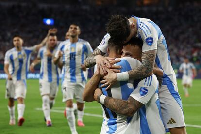 El argentino Lautaro Martínez celebra el primer gol con sus compañeros Fútbol en Miami, Florida (EE UU), eeste 29 de junio.