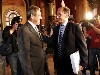 El presidente del Consejo Consultivo, Joaquim Tornos (a la derecha), entrega el dictamen sobre el Estatuto al presidente en funciones del Parlamento catalán, Higini Clotas.