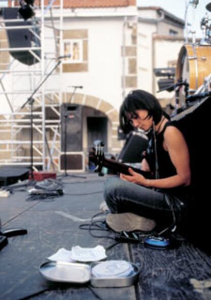 La solista Carmen Pérez afinando su guitarra.