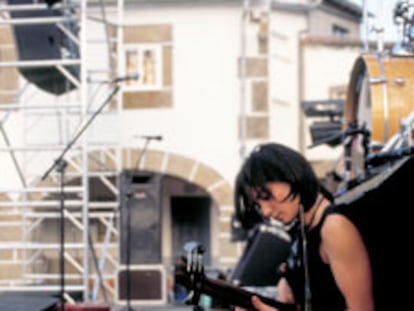 La solista Carmen Pérez afinando su guitarra.