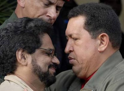 Hugo Chávez (derecha) saluda al representante de las FARC Iván Márquez el 8 de noviembre de 2007 en el palacio presidencial de Caracas.