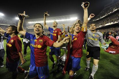 La victoria fue para el Barcelona. En la imagen, Bojan, Xavi, Busquets, Puyol y Pinto con el trofeo.