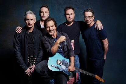 Pearl Jam en una imagen promocional reciente. De izquierda a derecha: Mike McCready (guitarra), Matt Cameron (batería), Eddie Vedder (voz), Jeff Ament (bajo) y Stone Gossard (guitarra).