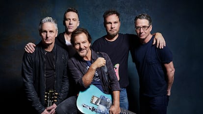 Pearl Jam en una imagen promocional reciente. De izquierda a derecha: Mike McCready (guitarra), Matt Cameron (batería), Eddie Vedder (voz), Jeff Ament (bajo) y Stone Gossard (guitarra).