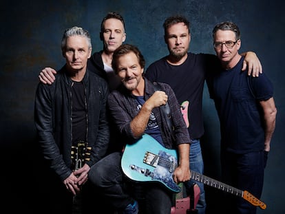 Pearl Jam en una imagen promocional reciente. De izquierda a derecha: Mike McCready (guitarra), Matt Cameron (batería), Eddie Vedder (voz), Jeff Ament (bajo) y Stone Gossard (guitarra).