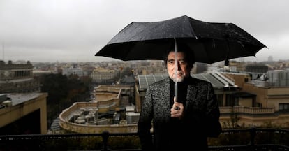 Joaqu&iacute;n Sabina retratado bajo la lluvia.