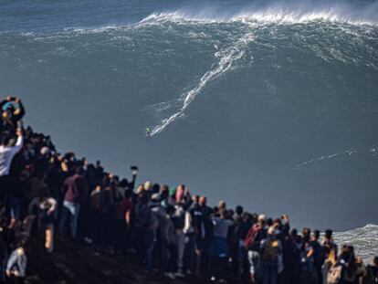 El surfista brasileño Carlos Burle cabalgando una ola gigante en Praia do Norte, en Nazaré (Portugal).