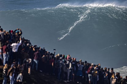 El surfista brasileño Carlos Burle cabalgando una ola gigante en Praia do Norte, en Nazaré (Portugal).