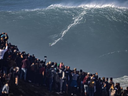 El surfista brasileño Carlos Burle cabalgando una ola gigante en Praia do Norte, en Nazaré (Portugal).