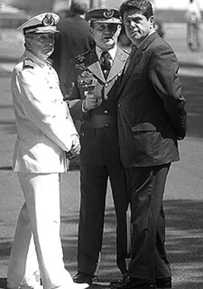 Trillo, con el jefe del Estado Mayor de la Defensa, Moreno Barberá (izquierda), y el teniente general Marcos Miralles, director del Ceseden.