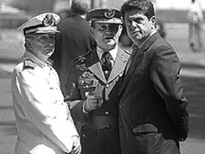 Trillo, con el jefe del Estado Mayor de la Defensa, Moreno Barberá (izquierda), y el teniente general Marcos Miralles, director del Ceseden.