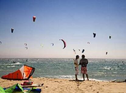 Agencias especializadas, como Mucho Viento, organizan viajes para practicar surf. En la fotografía, kitesurf en la playa de Valdevaqueros, en Cádiz.