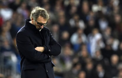 El entrenador del París Saint-Germain Laurent Blanc decaído durante el partido.