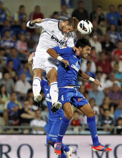 Ramos gana un pulso aéreo a Miguel Torres.