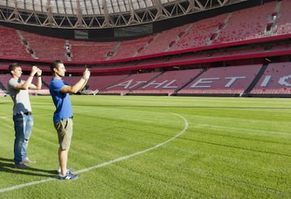 Kike Sola y Laporte toman imágenes del nuevo estadio de San Mamés.