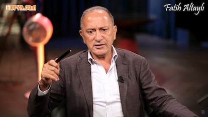 Fatih Altaylı presentando las noticias en su canal de YouTube.