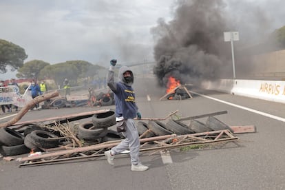 Manifestantes  de Airbus Puerto Real cortan el tráfico con una barricada frente a las instalaciones abandonadas de Delphi el pasado mes de abril de 2021.