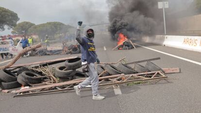 Manifestantes  de Airbus Puerto Real cortan el tráfico con una barricada frente a las instalaciones abandonadas de Delphi el pasado mes de abril de 2021.