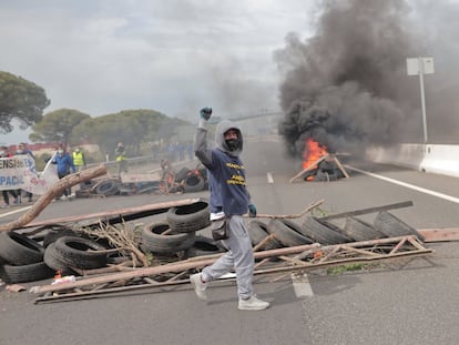 Manifestantes  de Airbus Puerto Real cortan el tráfico con una barricada frente a las instalaciones abandonadas de Delphi el pasado mes de abril de 2021.