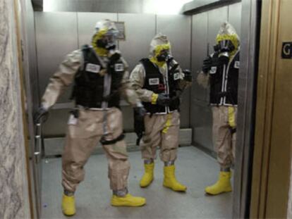 Policías con trajes contra agentes bioquímicos entran en uno de los edificios del Capitolio.