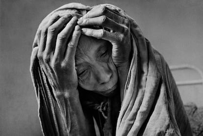 Una mujer desnutrida y deshidratada espera su turno en el hospital de Gourma Rharous, Malí, 1985. La imagen formó parte del libro 'Sahel: el fin del camino'. 