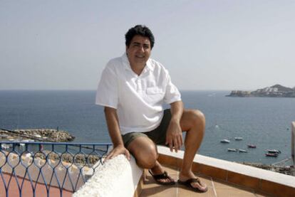 Jesús Pozo, director de la revista funeraria <i>Adiós,</i> la única de esta temática, en su casa de verano en Almería.