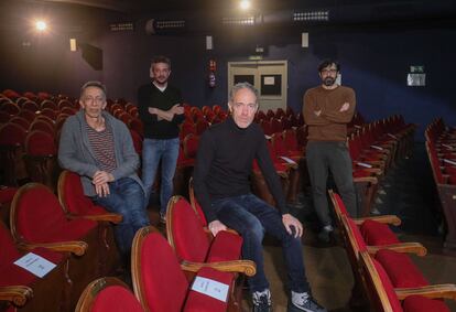 Los cuatro propietarios en alquiler del Teatro Pavón, que en las próximas fechas abandonan al no poder seguir con dicho pago. De izq a dcha, Aitor Tejada, Jordi Buxó, Miguel del Arco e Israel Elejalde.