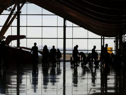 Varias personas atraviesan la terminal 4 del aeropuerto de Barajas