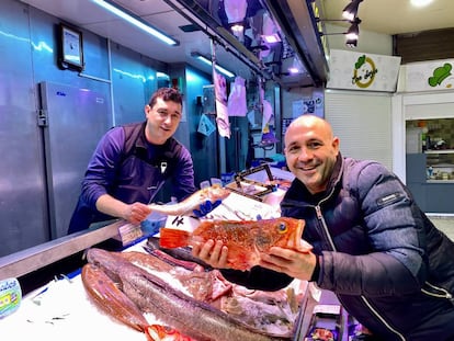 El cocinero Carlos del Portillo con el pescadero Alberto del Río. J.C.CAPEL