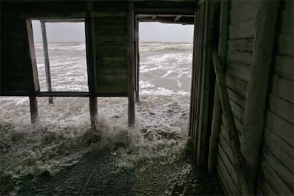 Los fuertes vientos de Wilma han arrasado parte de la zona de cultivo de tabaco de la provincia de Pinar del Rio. En la imagen, el agua del mar inunda una casa en Boca de Galafre, Cuba.