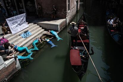 En el último día del la cumbre del G20, activistas del movimiento XR protestaron fingiendo ser sirenas muertas en el canal en Campo Santi Apostoli, denunciando el fracaso de los gobiernos en proteger el futuro de las nuevas generaciones del colapso climático y ecológico. 11 de julio de 2021.