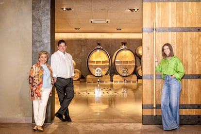 Juan José Balbás, entre su mujer, Clara, y su hija Patricia.